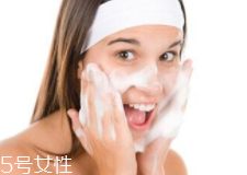 洗臉有白皮怎么回事？洗面奶太強(qiáng)勁