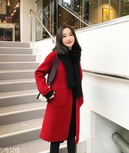 大紅色大衣配什么顏色圍巾好看？六種搭配溫暖冬季
