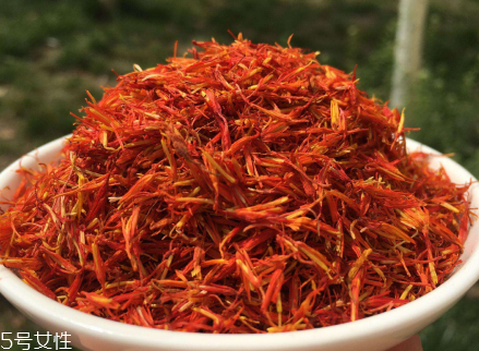 紅花泡腳一次放多少？從小劑量開始