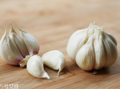 吃大蒜對(duì)腎有好處嗎？大蒜泡酒可補(bǔ)腎