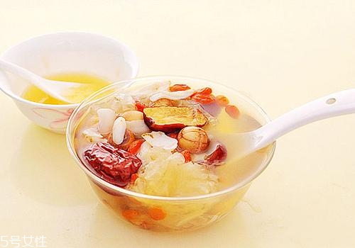 銀耳蓮子湯什么時候喝最好？時間上有講究