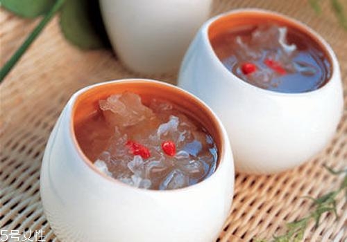 銀耳蓮子湯什么時候喝最好？時間上有講究
