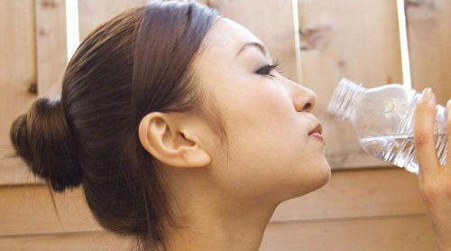 哪些病癥不能多喝熱水？這三類人絕對不能喝熱水