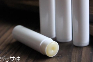 潤唇膏能用多長時(shí)間？打開后只能用3個(gè)季度