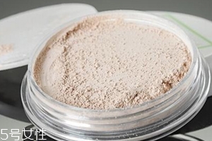 散粉取粉用什么好？粉撲和化妝刷要配合使用