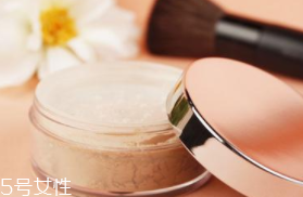 散粉取粉用什么好？粉撲和化妝刷要配合使用