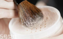 散粉取粉用什么好？粉撲和化妝刷要配合使用