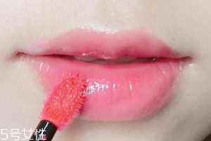 涂唇釉為什么不能抿嘴？沒干之前抿嘴會(huì)殘妝
