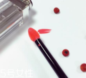 涂唇釉為什么不能抿嘴？沒干之前抿嘴會(huì)殘妝