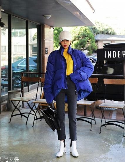藍(lán)色羽絨服怎么搭配？打破冬日的沉悶感