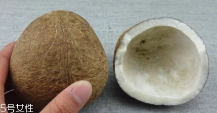 泰國(guó)烤椰子多少錢一個(gè)？味道非常特別
