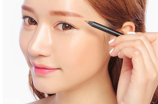 怎樣減少畫(huà)眼線的傷害？新手畫(huà)眼線的技巧圖解