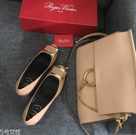 roger vivier鞋子磨腳嗎？時(shí)尚界人手一雙的方扣鞋