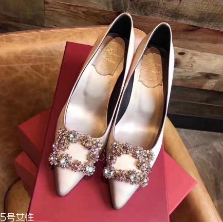 roger vivier鞋子磨腳嗎？時(shí)尚界人手一雙的方扣鞋
