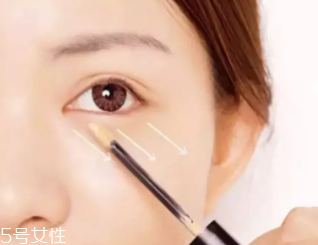 粉底先還是遮瑕先？最好先用粉底液