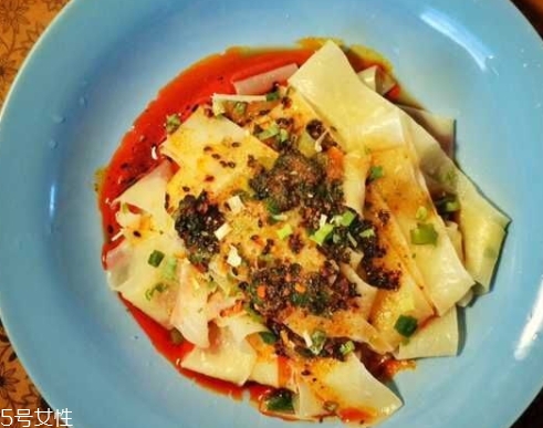 阿寬紅油面皮泡不爛 里面含有膠？