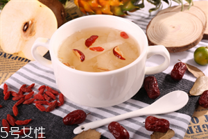 冰糖雪梨梨子能吃嗎？梨和什么一起煮著吃最好？