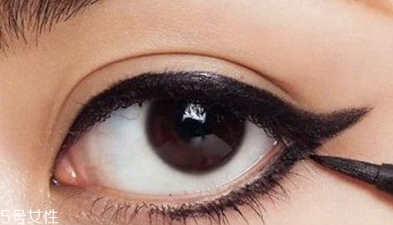 初學(xué)者怎么畫眼線好？教你如何正確畫完整眼妝