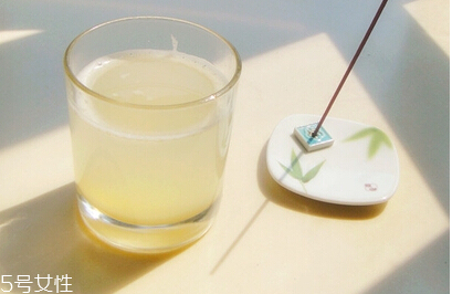 煮梨水要去皮嗎？喝梨水的好處