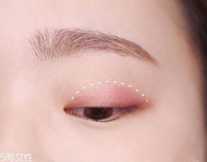 適合畫(huà)桃花妝的眼影有哪些？單眼皮桃花妝畫(huà)法步驟