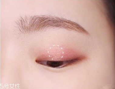 適合畫(huà)桃花妝的眼影有哪些？單眼皮桃花妝畫(huà)法步驟