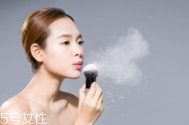 蜜粉可以用在唇部嗎？蜜粉可打造霧面雙唇