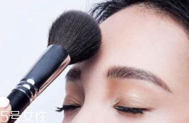 蜜粉可以用在唇部嗎？蜜粉可打造霧面雙唇