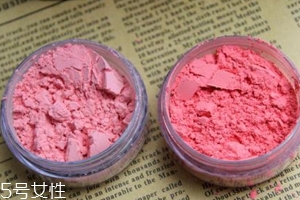 胭脂粉和腮紅膏哪個更好上色？胭脂粉適合油皮