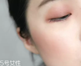 胭脂粉和腮紅膏哪個更好上色？胭脂粉適合油皮