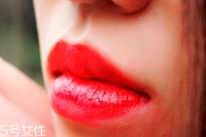 唇膏怎么涂出豐唇？唇中點(diǎn)珠光