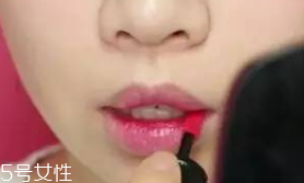 唇膏怎么涂出豐唇？唇中點(diǎn)珠光