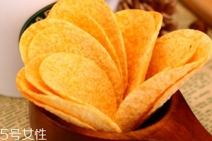 薯片掉到地上可以撿起來吃嗎？這樣衛(wèi)生嗎？