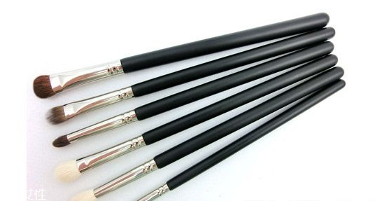 眼影刷和眼影棒哪個(gè)值得買？眼影刷水貂毛最好