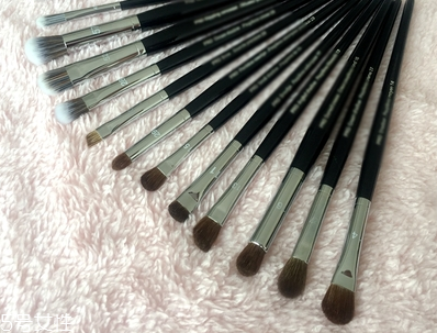 眼影刷和眼影棒哪個(gè)值得買？眼影刷水貂毛最好