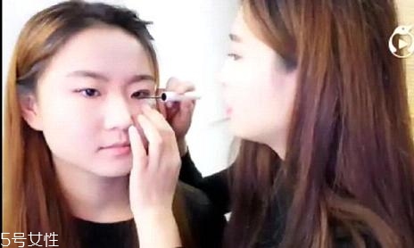 內(nèi)雙怎么畫眼線？內(nèi)雙眼皮畫眼妝技巧