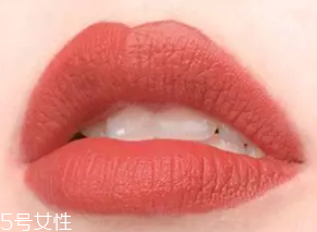 唇膏出水是變質(zhì)了嗎？只是高溫熱出汗