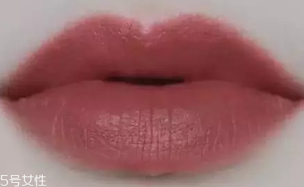 唇膏出水是變質(zhì)了嗎？只是高溫熱出汗