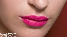 唇膏出水是變質(zhì)了嗎？只是高溫熱出汗