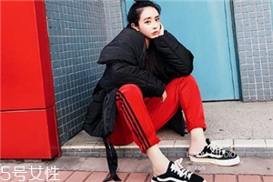 紅色褲子配什么顏色上衣？搭配對(duì)顏色才不會(huì)俗氣