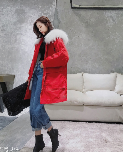 紅色羽絨服搭配什么鞋子？鞋子搭配也是關(guān)鍵