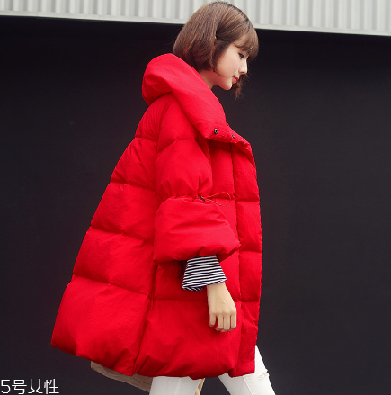紅色羽絨服里面穿什么？保暖時(shí)尚兩不誤