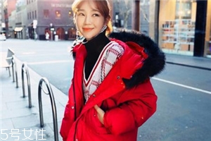 紅色羽絨服里面穿什么？保暖時(shí)尚兩不誤