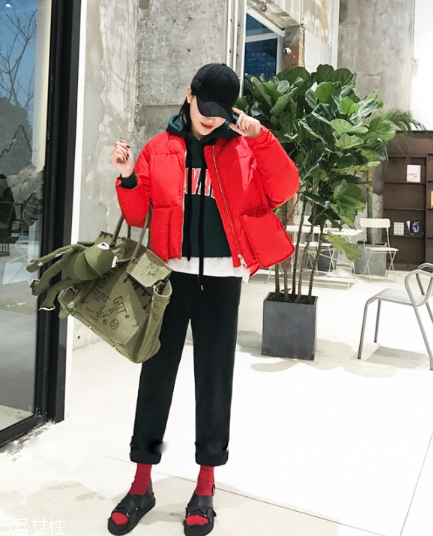 紅色羽絨服里面穿什么？保暖時(shí)尚兩不誤