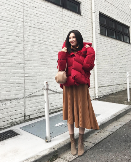紅色羽絨服里面穿什么？保暖時(shí)尚兩不誤