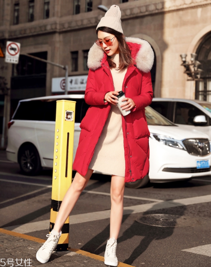 紅色羽絨服里面穿什么？保暖時(shí)尚兩不誤