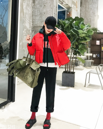 紅色羽絨服搭配什么褲子？四種混搭讓你潮范兒十足