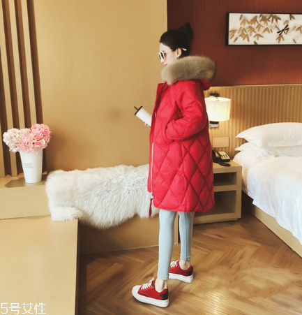 紅色羽絨服搭配什么褲子？四種混搭讓你潮范兒十足