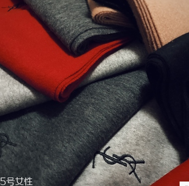 冬天圍巾什么顏色好看？為你推薦經(jīng)典款圍巾