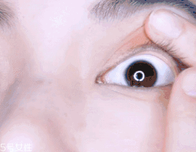 眼影需要卸妝嗎？閃亮海灘眼妝教程