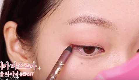 眼影需要卸妝嗎？閃亮海灘眼妝教程